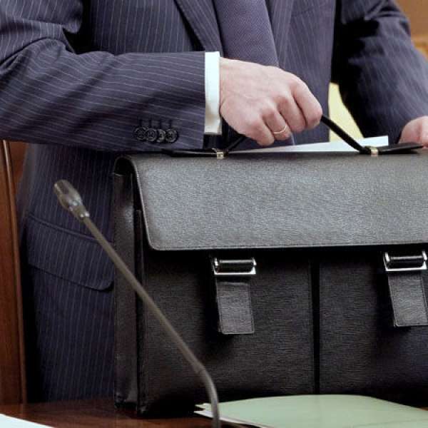 Regionlarda çalışan məmurlar ailələrini niyə Bakıda saxlayır?  