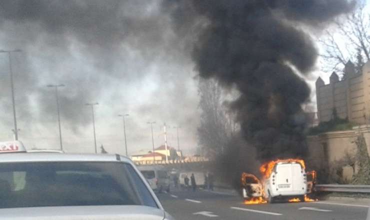 Hərəkətdə olan maşın yandı - VİDEO