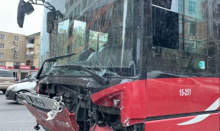 TRAGİKOMEDİYA: “BakuBus”un iki avtobusu ard-arda qəzaya düşdü - FOTO 