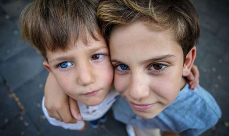 Dünyanı iki fərqli göz rəngi ilə görən qardaşlar -  FOTO