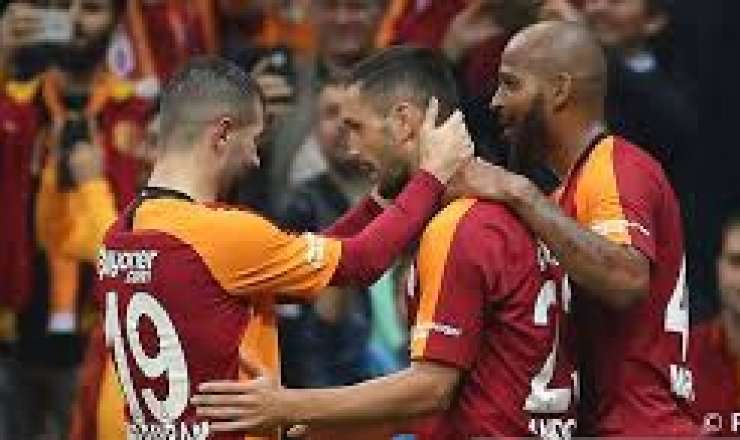"Qalatasaray"ın oyununda dəhşətli OLAY: Oyunçular xəstəxanaya aparıldı - FOTO 