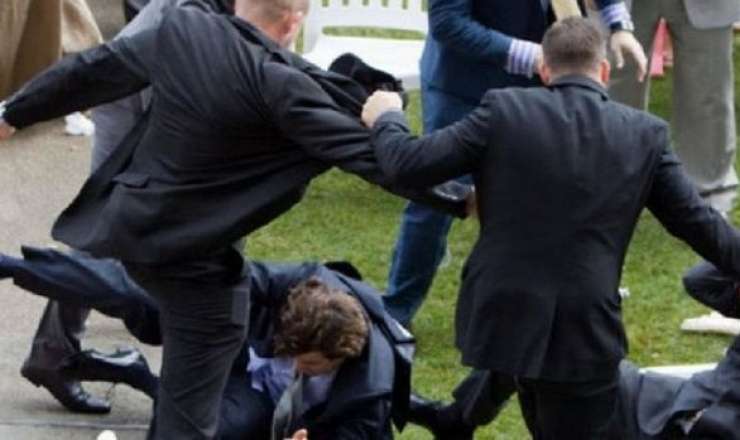 Sərxoş qazilər iki nəfəri maşına zorla mindirib döydülər 