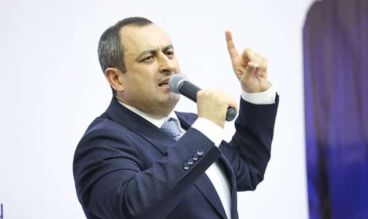 “Onlar insanların ayağından çəkir, biz əlindən tuturuq”  – Adil Əliyev