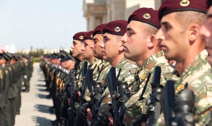 Əsgərlərin maaşı karta köçəcək 