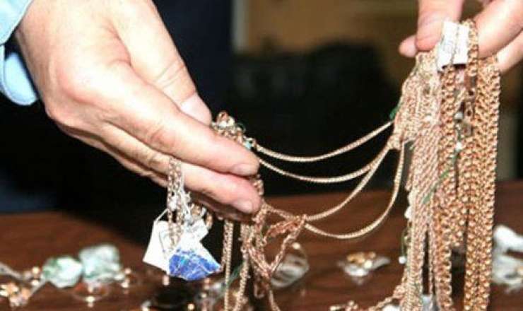 Bakıda evdən 7000 manatlıq qızıl oğurlandı 