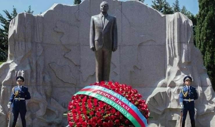 Latviya Prezidenti Ulu Öndər Heydər Əliyevin məzarını ziyarət etdi 