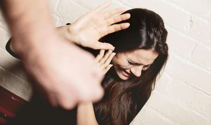 Lənkəranda kişi sinif yoldaşına zəng edən arvadını döydü 