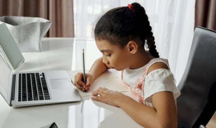 Aparıcılar distant təhsilin tətbiqinə etiraz etdilər 