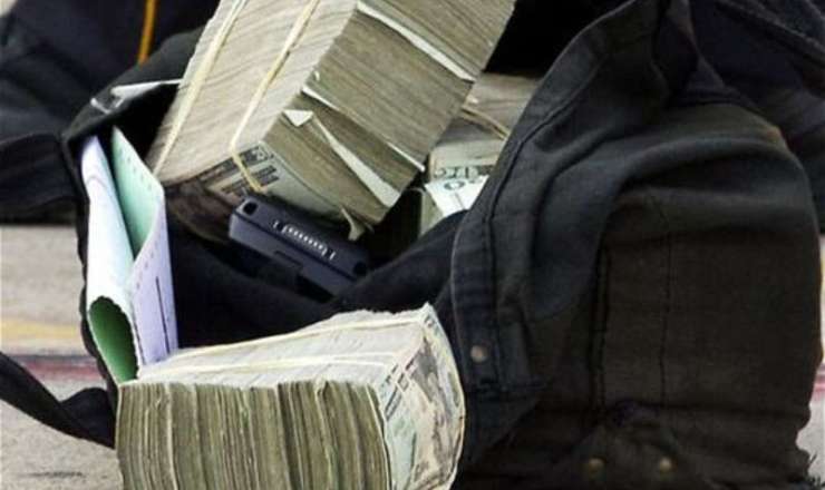 7 yaşlı qız anasına əsəbiləşib 88 min dolları pəncərədən atdı 