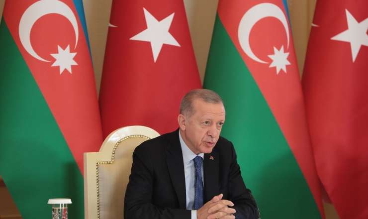 Ərdoğanın önündə Azərbaycanı rəzil edən savadsız... - Video 