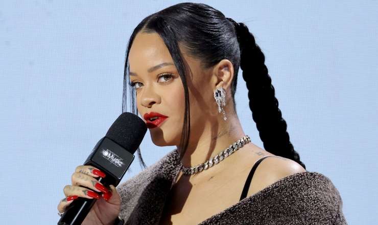 Məşhur müğənninin malikanəsi atəşə tutuldu - VİDEO