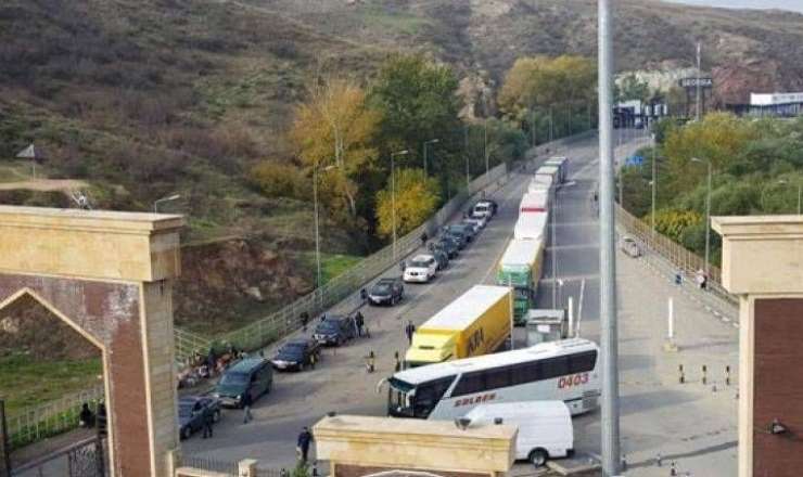 “Qırmızı Körpü”də 700 yük maşını növbədədir - Rəsmi 