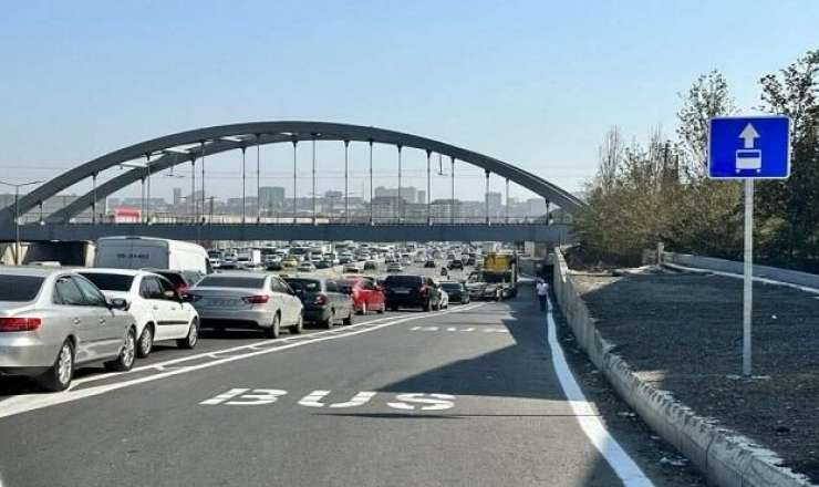 Taksilərin avtobus zolağına daxil olması məsələsinə baxılır - AYNA 