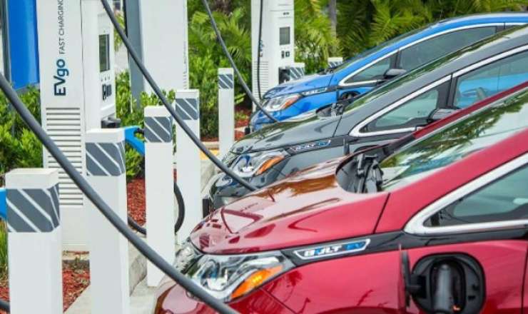 Elektrik avtomobili böhranı: 100 min maşınla bağlı qərar verildi 