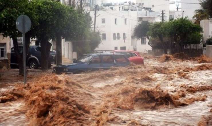 Türkiyədə güclü yağışlar körpünü uçurdu: Kəndlərlə əlaqə kəsildi - Ölənlər var 