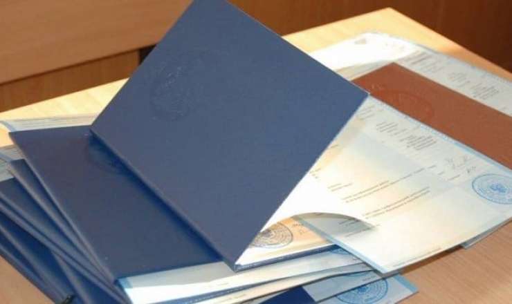 4 mindən çox diplom kartona ÇEVRİLDİ 