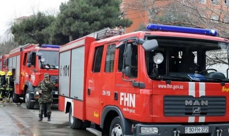 Bakıda yaşayış binası yanır 