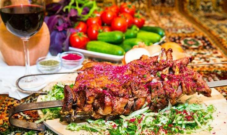 Bakıda restoranın qəribə menyusu:  “Xoruz dəyməyən toyuq kababı” - VİDEO