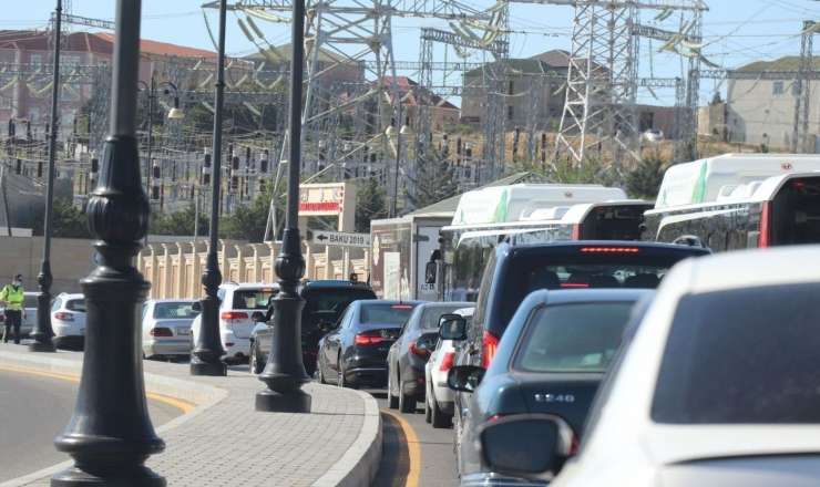 İlk dərs günündə Bakı yollarında nəqliyyat sıxlığı yaranıb 