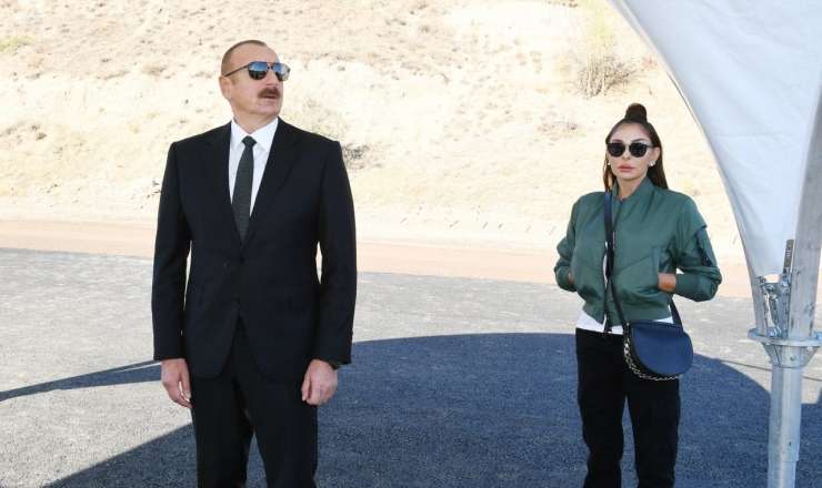 Prezident və xanımı Suqovuşan sakinlərinə evlərinin açarlarını təqdim etdilər 