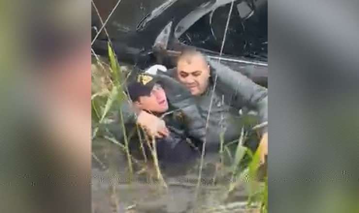 Polis suya düşən sürücünü belə xilas etdi - VİDEO  