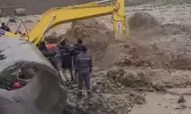 Pərviz onları seldən xilas etmək istəyərkən həlak olub - Video 