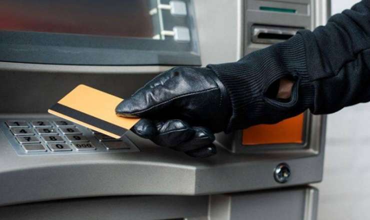 Bank kartlarından 21 min manatdan çox pul oğurlandı 