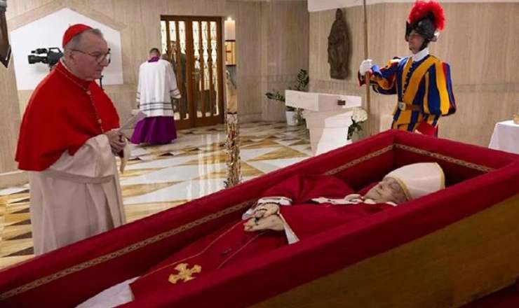 Vatikan Papa Fransisklə vida mərasiminə başladı  