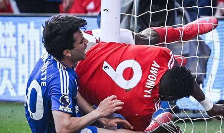 Dirəyə çırpılan məşhur futbolçu komaya düşdü 