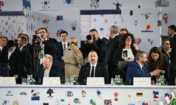 Prezident Zirvə toplantısının açılış plenar sessiyasında iştirak etdi 