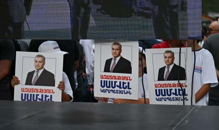 İrəvanda kütləvi yürüşlər: MTX binasında təhlükəsizlik gücləndirildi 