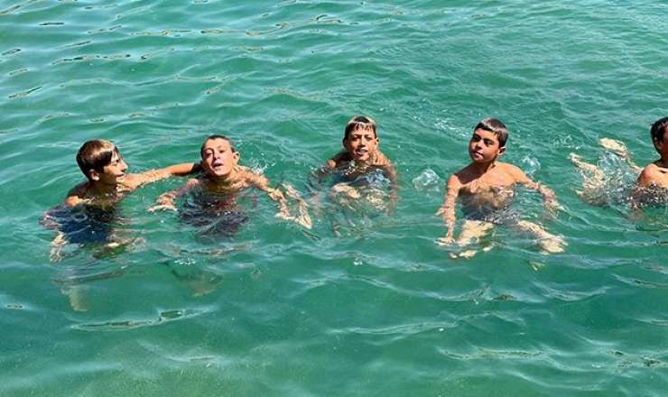 Bu göldə çimənlərin saçı saralır - FOTO