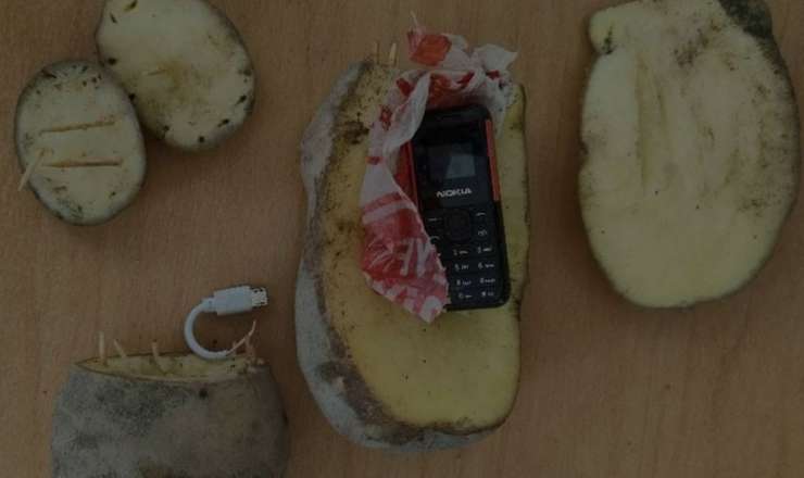 Həbsxanaya kartofun içərisində telefon keçirmək istədi 