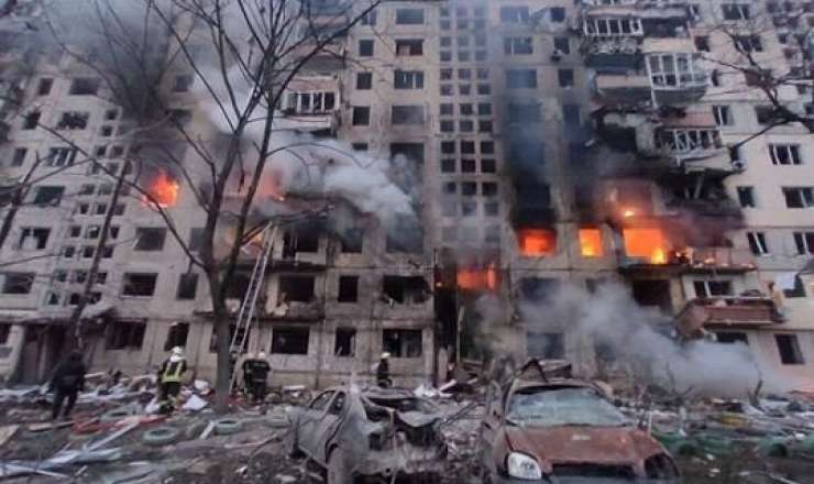 Rusiya yaşayış binasını bombaladı: dəhşətli görüntülər - FOTO 