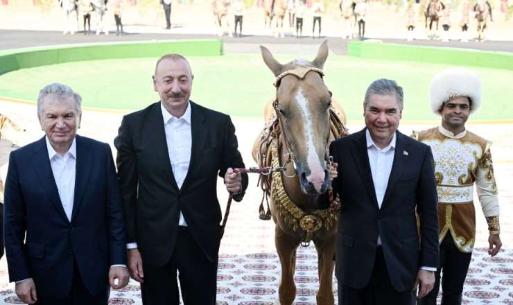 Prezidentə "Axaltəkə" atı hədiyyə edildi - VİDEO/FOTO