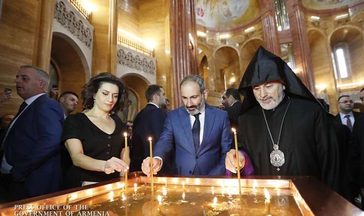 Paşinyan katolikosun yerinə onu gətirir - FOTO 
