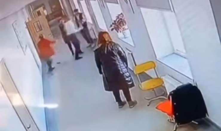 Məktəbdə direktor müavini şagirdi və xadiməni DÖYDÜ - VİDEO 