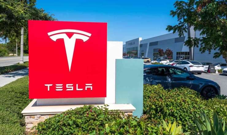 "Tesla" zavodunun işçisi şirkətə qarşı 51 milyon dollarlıq iddia qaldırıb 