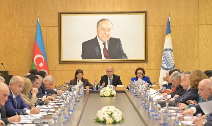 Nazir universitetlərdəki son vəziyyətə görə rektorları topladı 