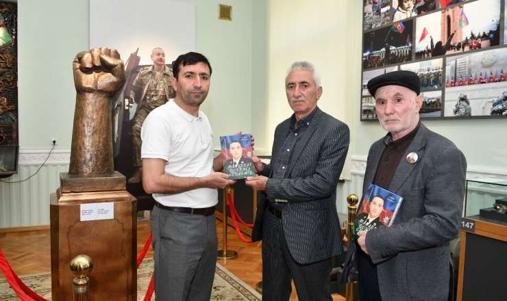 Şəhid Məhəmməd Məmmədov haqqında kitab muzeyə hədiyyə edildi 