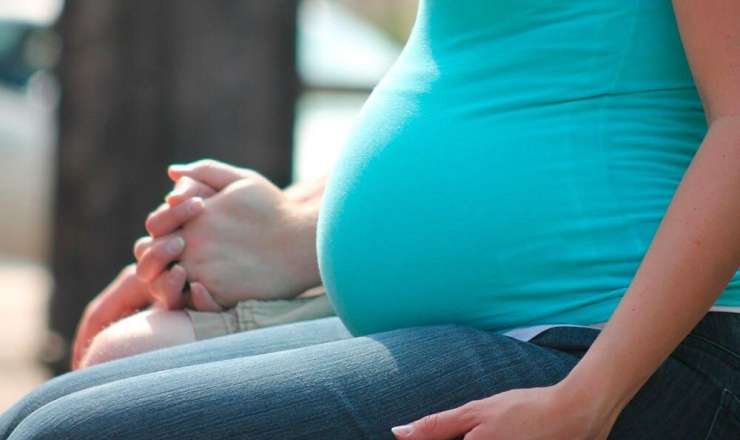 14 yaşlı məktəbli sinifdə doğdu  – Şübhəli babasıdır