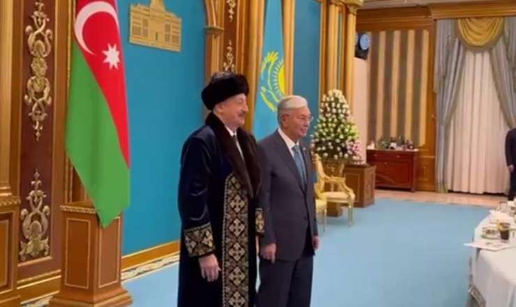 Tokayev Əliyevə milli geyim hədiyyə etdi - VİDEO 