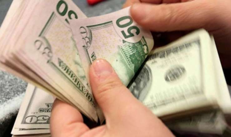 Köhnə ev aldılar - Xalçanın altından çoxlu pul tapdılar 