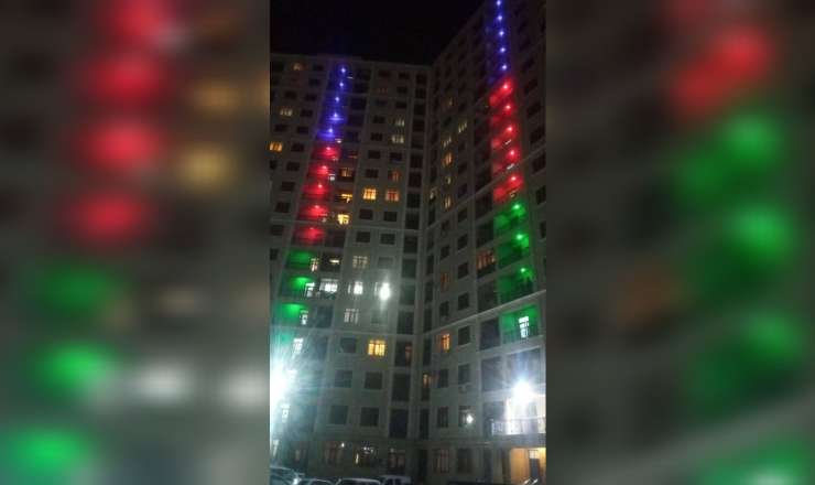 "Jurnalistlər binası" bayrağımızın rəngləri ilə işıqlandırıldı - FOTO 