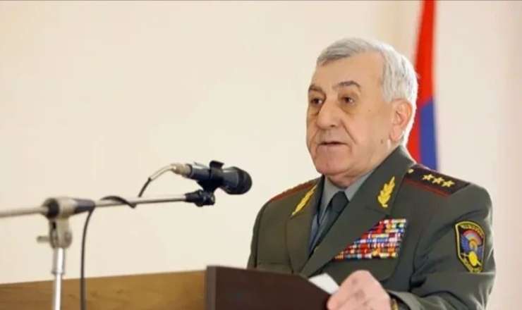 Ermənistanın keçmiş müdafiə naziri axtarışa verildi 
