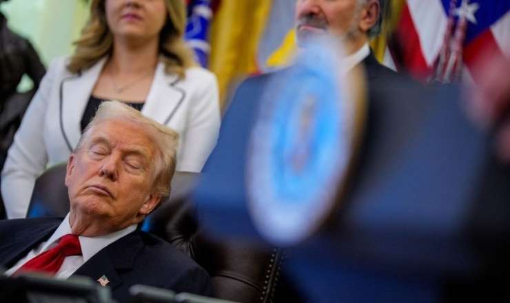 Tramp mətbuat konfransında mürgülədi – Demokratlar ələ saldı 