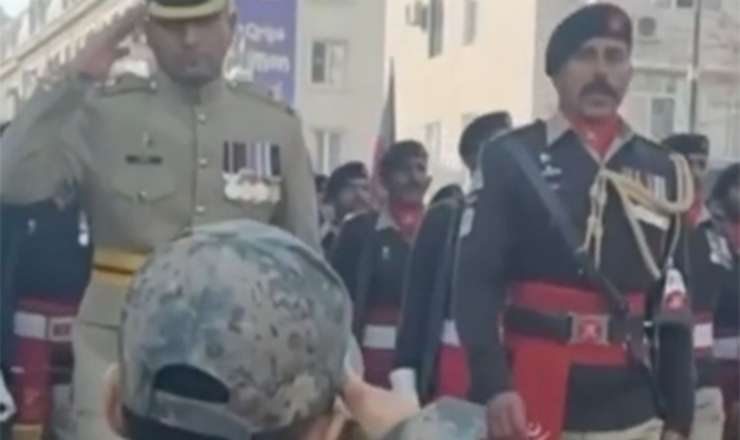 Hərbi salam verib, əlini sıxdı – Pakistanlı zabitdən xoş reaksiya - VİDEO 