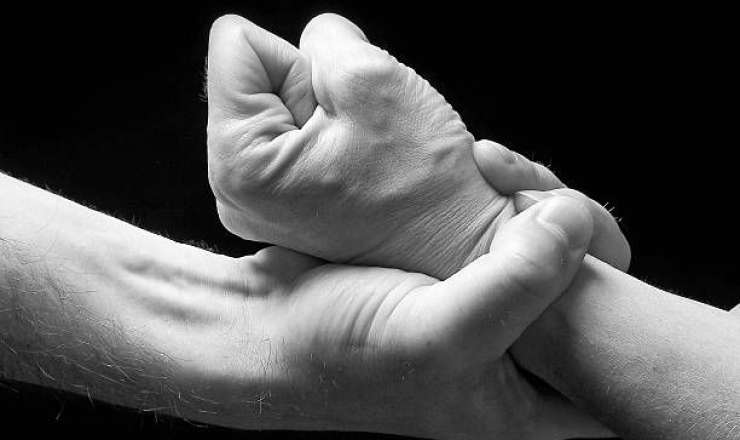 “Petux” sözünə görə qadının qolunu qırdı – Bakıda səfirlik qarşısında dava 