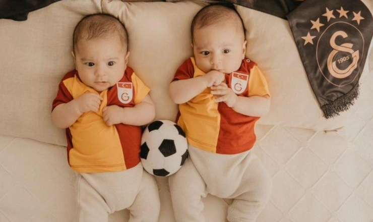 Türk cütlüyün fanatikliyi – Əkizlərinə futbolçuların adını verdilər 