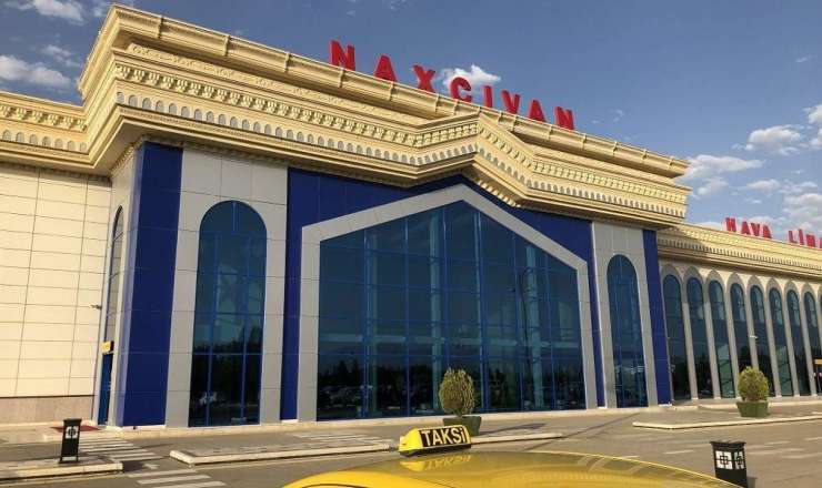 Aeroportda 14 yaşlı qıza hücum oldu – 9 sutka həbs 